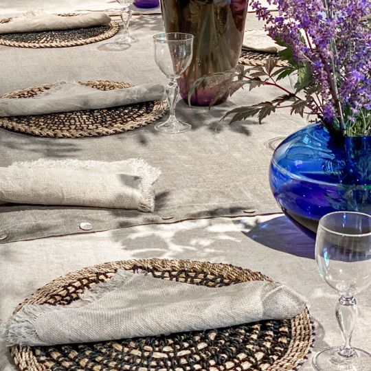 https://media-assets.anichini.com/catalog/product/cache/23935bab57d1dfccb730eeb77dfb2f6e/b/o/bottone-rustic-linen-tablecloth-buttons-set-detail.jpg