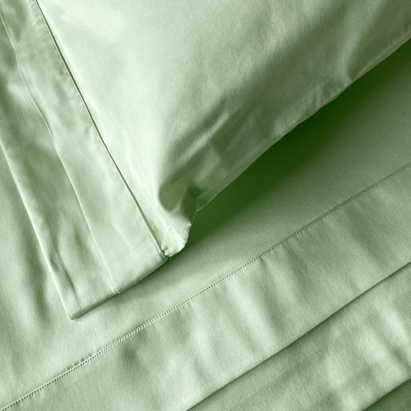 https://media-assets.anichini.com/catalog/product/cache/7d826b4bed3c6827452289539a475d92/c/a/catherine-primavera-modern-luxury-sateen-sheet-sets-double-french-flange-case.jpg